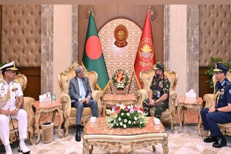 ছবি: রাষ্ট্রপতি মির্জা ফখরুল ইসলাম আলমগীরের সঙ্গে সৌজন্য সাক্ষাৎ করেন তিন বাহিনীর প্রধানগণ।