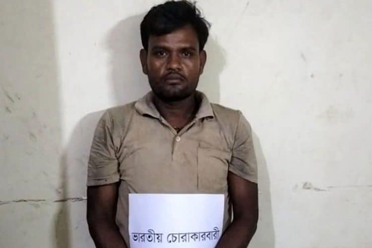 ছবি: মৌলভীবাজারে আটক ‘ভারতীয় চোরাকারবারি’ (সংগৃহীত)।