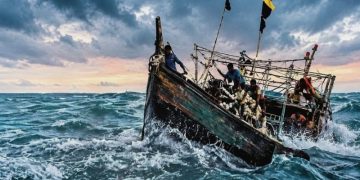 ছবি: বঙ্গোপসাগরে ট্রলারডুবি (প্রতিনিধি)।