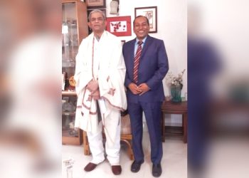 ছবি: বাংলাদেশের বর্তমান রাষ্ট্রপতি মির্জা ফখরুল ইসলাম আলমগীরের সঙ্গে বাংলাদেশ জিয়া শিশু একাডেমীর পরিচালক এম. হুমায়ুন কবির।