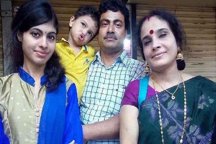 ছবি: রংপুর জিলা স্কুলের অবসরপ্রাপ্ত শিক্ষক গণপতি চক্রবর্তী, তার স্ত্রী ও ছেলে–মেয়ে (সংগৃহীত)।