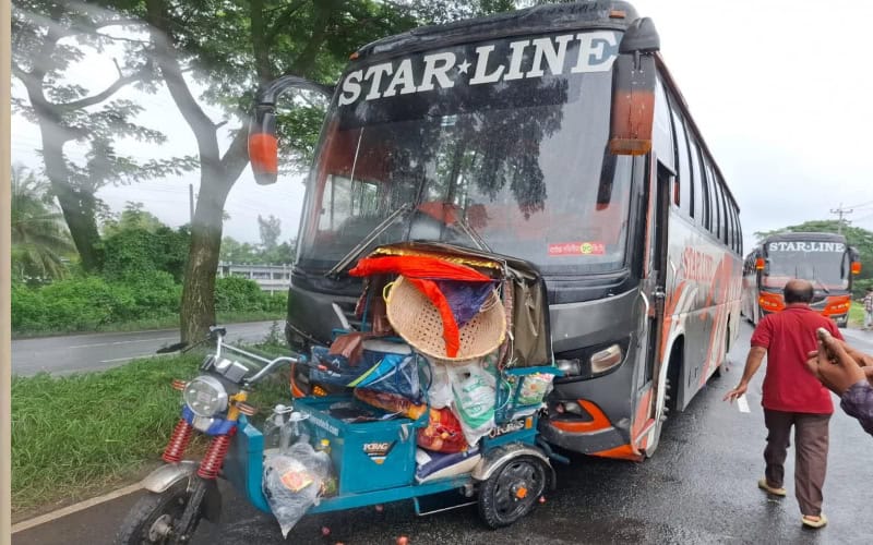 বাসের ধাক্কায় প্রাণ গেল রিকশাচালকের, গৃহবধূর মৃত্যুকে ঘিরে রহস্য