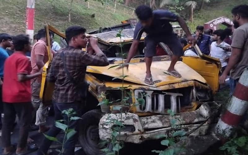 পাহাড়ি সড়কে মুহূর্তেই নিভে গেল ৪ প্রাণ