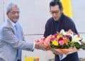 ছবি: ভুটানের রাজা জিগমে খেসার নামগে ওয়াংচুক-কে হযরত শাহজালাল আন্তর্জাতিক বিমানবন্দরে স্বাগত জানিয়েছেন রাষ্ট্রপতি মির্জা ফখরুল ইসলাম আলমগীর (সংগৃহীত)।