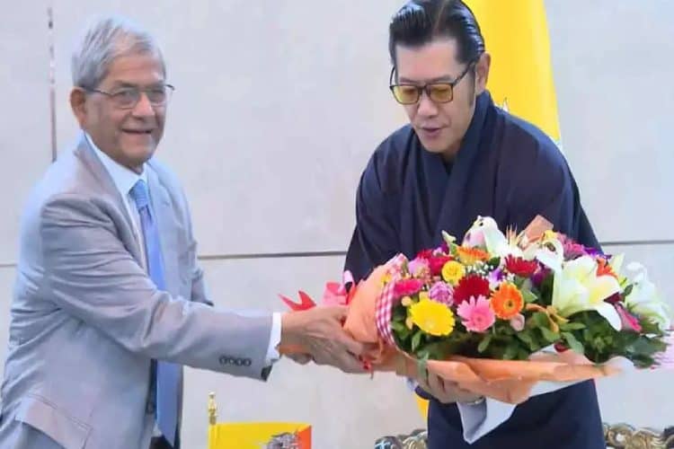 ছবি: ভুটানের রাজা জিগমে খেসার নামগে ওয়াংচুক-কে হযরত শাহজালাল আন্তর্জাতিক বিমানবন্দরে স্বাগত জানিয়েছেন রাষ্ট্রপতি মির্জা ফখরুল ইসলাম আলমগীর (সংগৃহীত)।