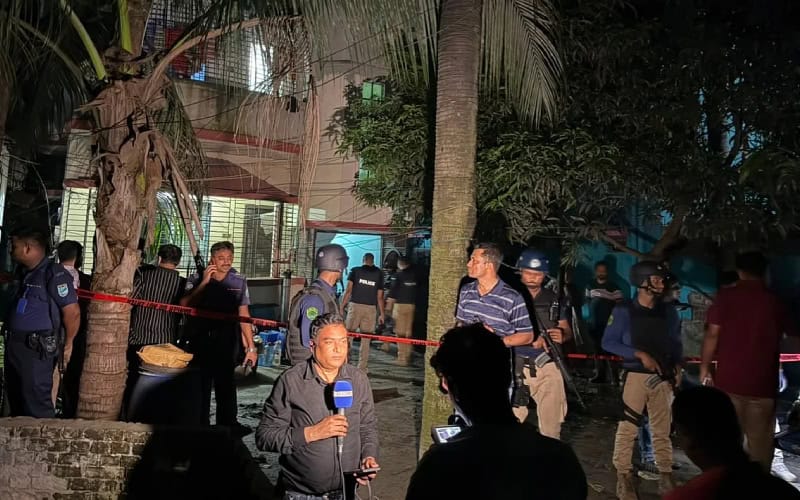 সাভারে বাড়ি থেকে বোমা তৈরির সরঞ্জাম ও বোমাসহ গ্রেপ্তার ১