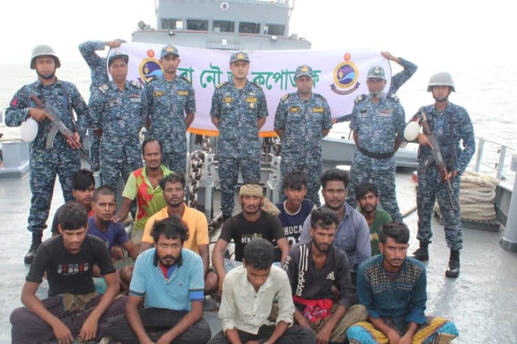 ছবি: বঙ্গোপসাগরে ১৬ জেলেকে উদ্ধার করেছে নৌবাহিনী।