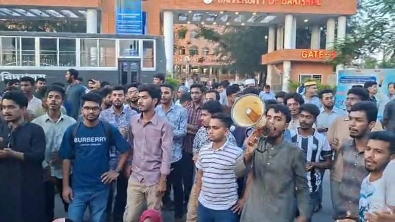 শিক্ষার্থী নিহতের প্রতিবাদে বরিশালে মহাসড়ক অবরোধ