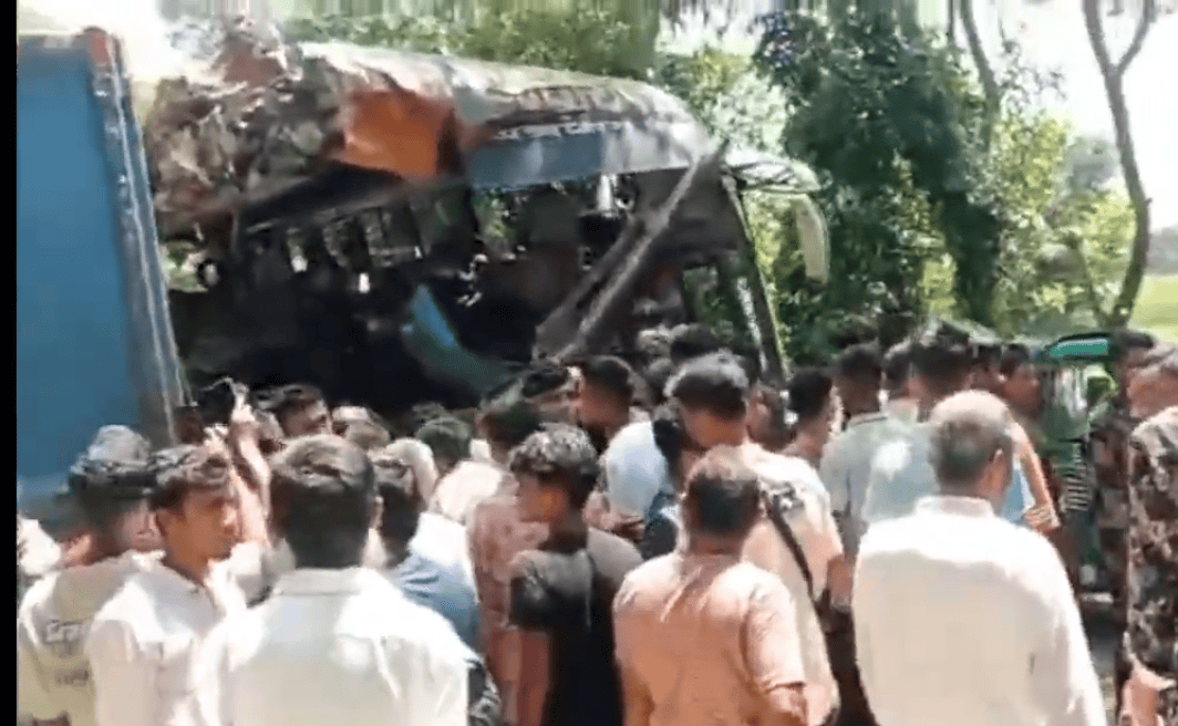 চাঁদপুর-কুমিল্লা মহাসড়কে বাস-ট্রাকের মুখোমুখি সংঘর্ষ, নিহত ৪