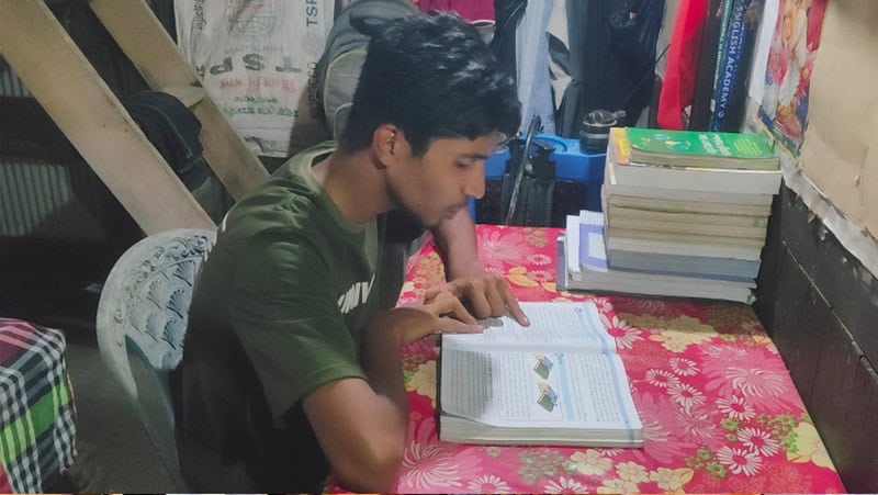 শিশুদের পড়িয়ে, হাটে বড়ই বিক্রি করে এসএসসিতে এ প্লাস পেল দুর্জয়