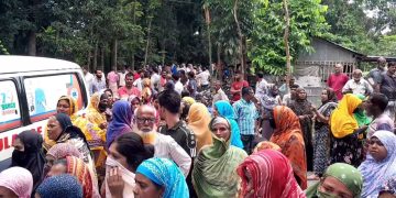 গণপিটুনিতে নিহত সুমন মন্ডলকে দেখতে জড়ো হন স্থানীয়রা