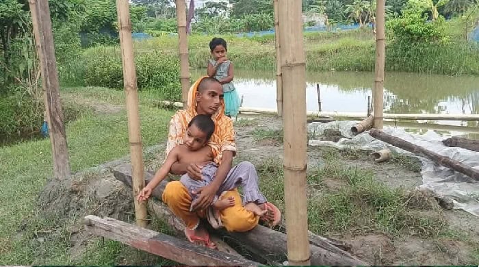 মায়ের অভাবের সংসার: সন্তানের মাথা গোঁজার ঠাঁইয়ের জন্য বিক্রি করলেন মাথার চুল