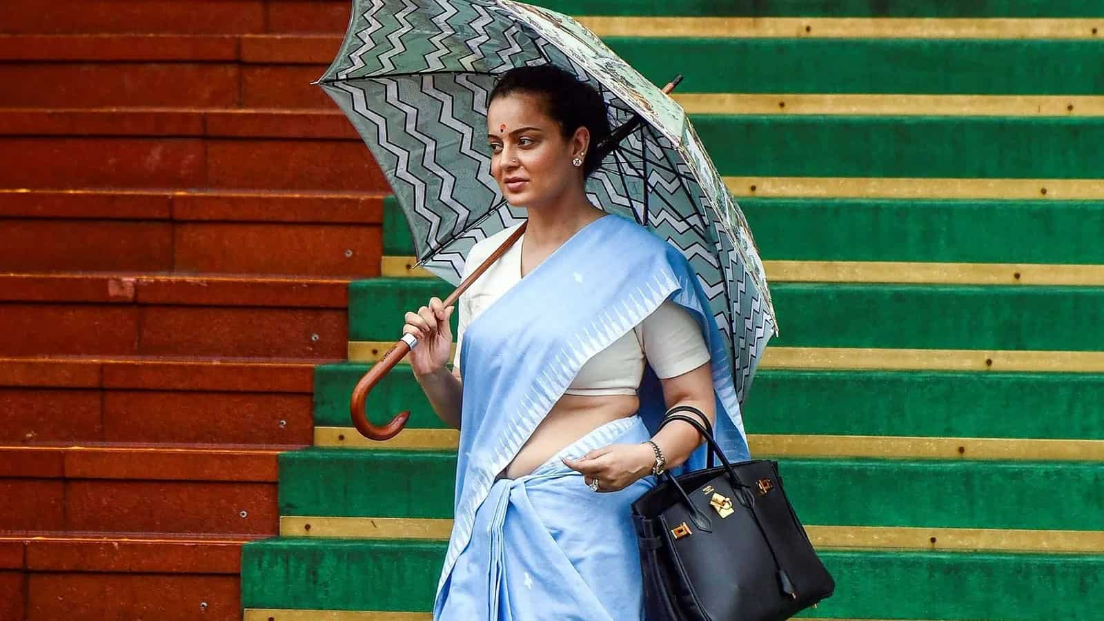 শুধু ব্যাগ-ঘড়িতেই ৭২ লাখ, ভাইরাল কঙ্গনার সংসদ লুক! | চ্যানেল আই অনলাইন শুধু ব্যাগ-ঘড়িতেই ৭২ লাখ, ভাইরাল কঙ্গনার সংসদ লুক! | চ্যানেল আই অনলাইন