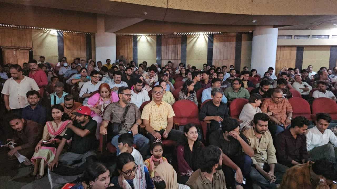 শিল্পকলায় ‘মাস্তুল’-এর হাউজফুল শো, সিঁড়ি-মেঝেতেও দর্শক | চ্যানেল আই অনলাইন শিল্পকলায় ‘মাস্তুল’-এর হাউজফুল শো, সিঁড়ি-মেঝেতেও দর্শক | চ্যানেল আই অনলাইন