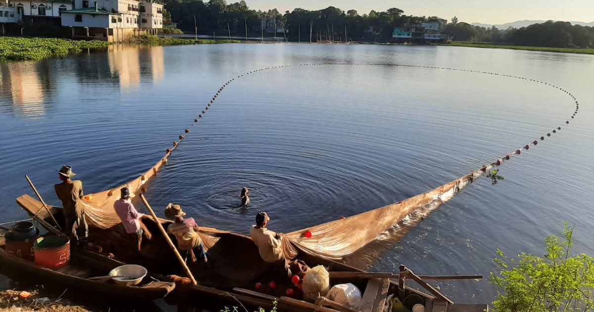 তিন মাস ১৫ দিন পর কাপ্তাই হ্রদে আবারও মাছ ধরা শুরু