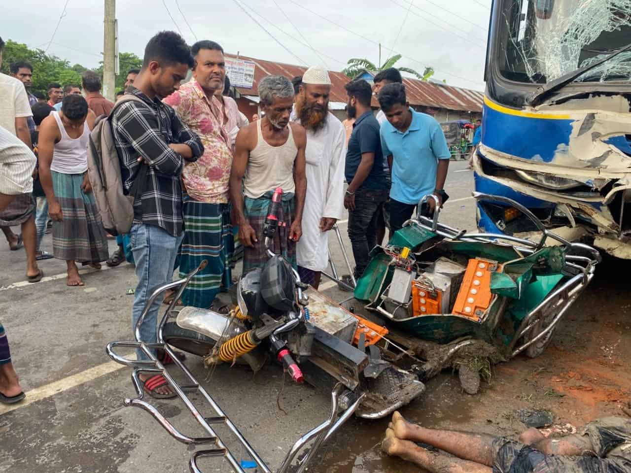বাসের ধাক্কায় অটোরিকশা দুমড়েমুচড়ে প্রাণ গেল ২ জনের
