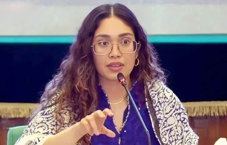 পরীক্ষা দিয়ে লাইনে দাঁড়িয়ে ড্রাইভিং লাইসেন্স নিলেন জাইমা রহমান