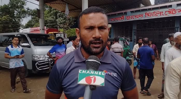 ফিলিং স্টেশনে গ্যাসের দাবিতে জামালপুরে সড়ক অবরোধ